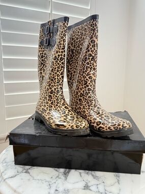 chooka Leopard Print Tall Rain Boots in Black and Tan